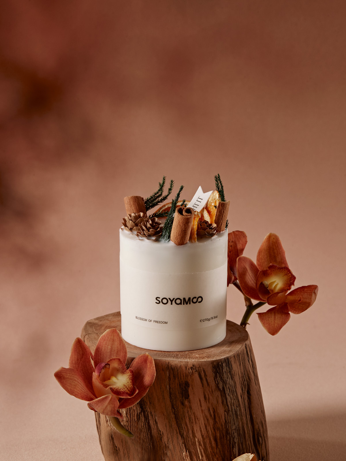 SOYAMOO Blossom of Freedom 270g botanical candle with dried citrus and cinnamon decoration