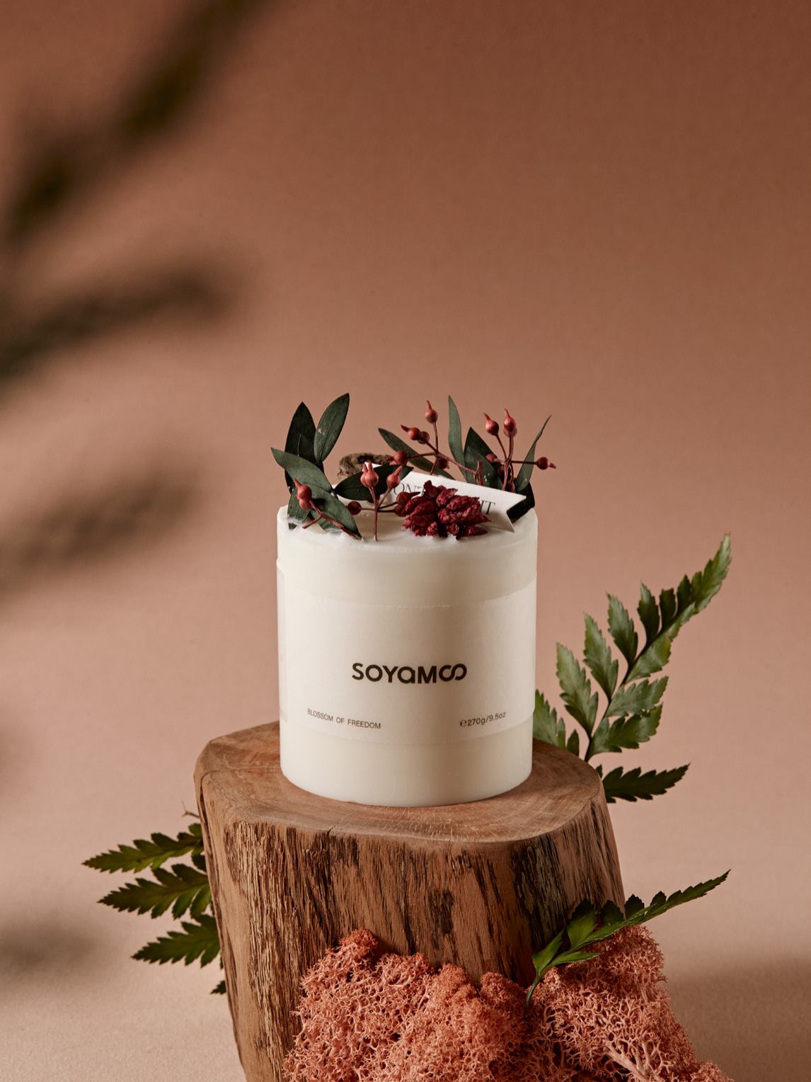 SOYAMOO Blossom of Freedom 270g botanical candle with green leaves and red berries