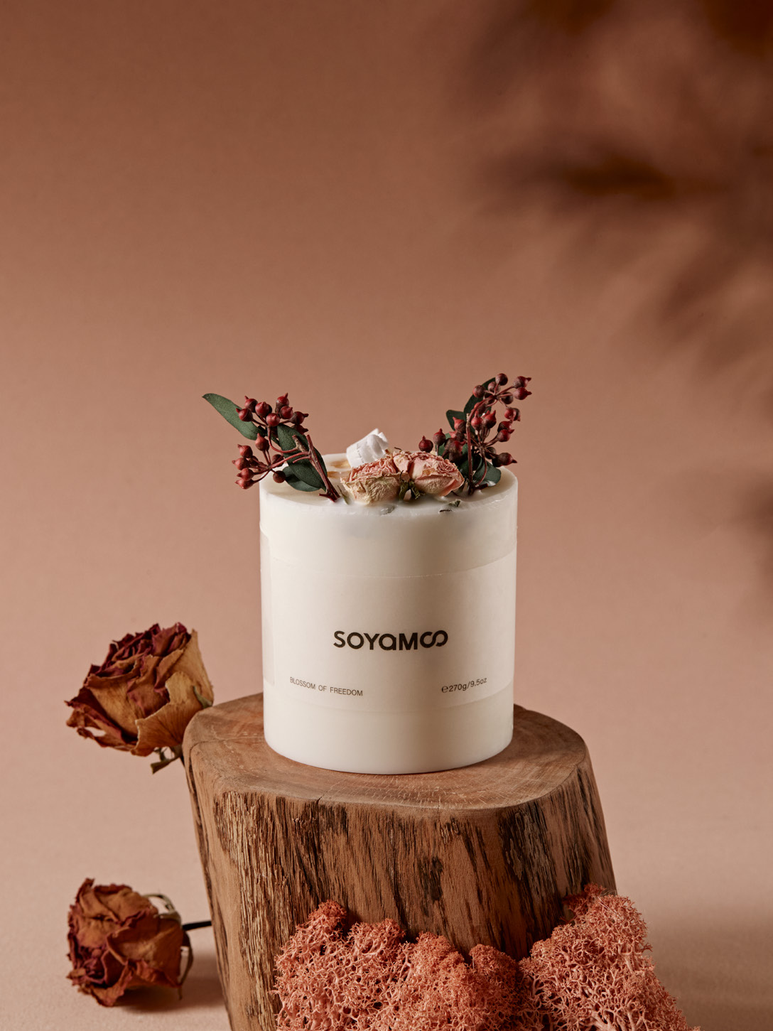 SOYAMOO Blossom of Freedom 270g botanical candle with dried rose decoration